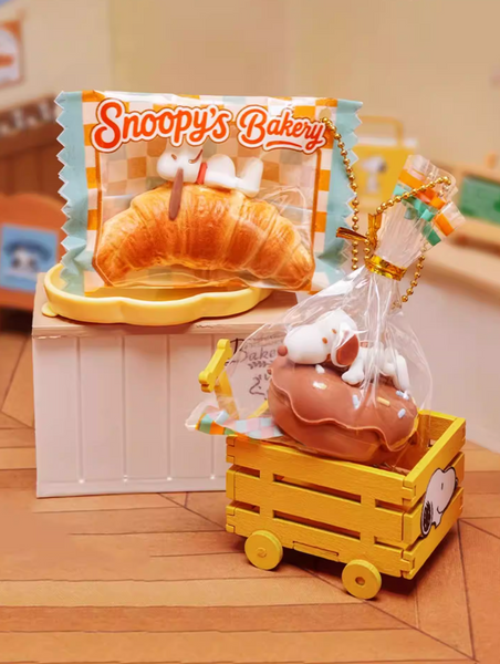 M&G Shop x Peanuts Snoopy Bakery Keychain Gashapon